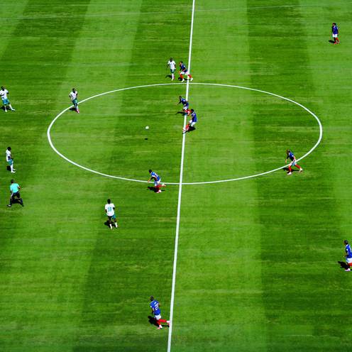 Voetballers kopiëren een merkwaardige aftrap van elkaar: ze geven de bal aan de tegenstander