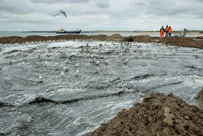 Ruim een half miljoen kuub zand wordt opgespoten op strand Renesse