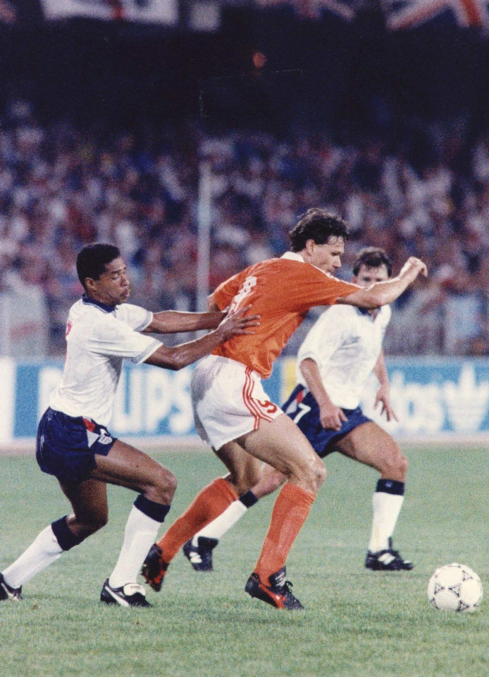 Marco van Basten op het WK van 1990 in actie tegen Engeland.