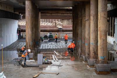 De verkeerstunnel onder de spoorweg over de Rijksweg-Noord in Elst steeds beter zichtbaar