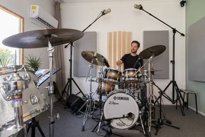 Zwolse drummers slaan zich online door corona heen, al zitten docenten stil thuis