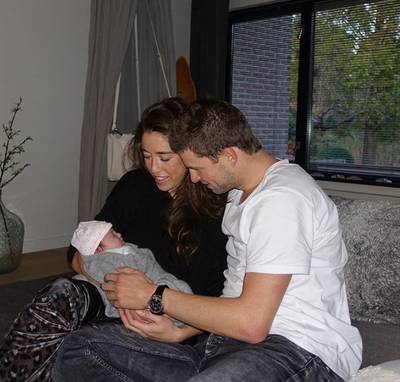 Sven Kramer en Naomi van As delen eerste foto van dochtertje