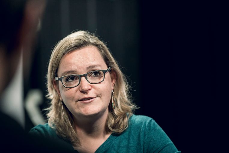Gewapend met een duurzame drinkbus vol kraantjeswater verschijnt Barbara Creemers (37) uit As op de afspraak. Het plastic flesje bronwater op onze redactie neemt ze niet aan. Hoeveel van die flesjes komen er immers niet in de zee terecht? Tips heeft de kersverse groene politica ook voor ons. “Onkruid op mijn oprit? Ik maak daar lekkere smoothies van!” Maar noem haar toch niet de diepgroene politica met onrealistische voorstellen. “Integendeel: wat we voorstellen, is juist heel noodzakelijk.” Als lijsttrekker voor de Kamer hoopt ze dat de groenste provincie van Vlaanderen nu eindelijk ook eens politiek wat groener zal stemmen.