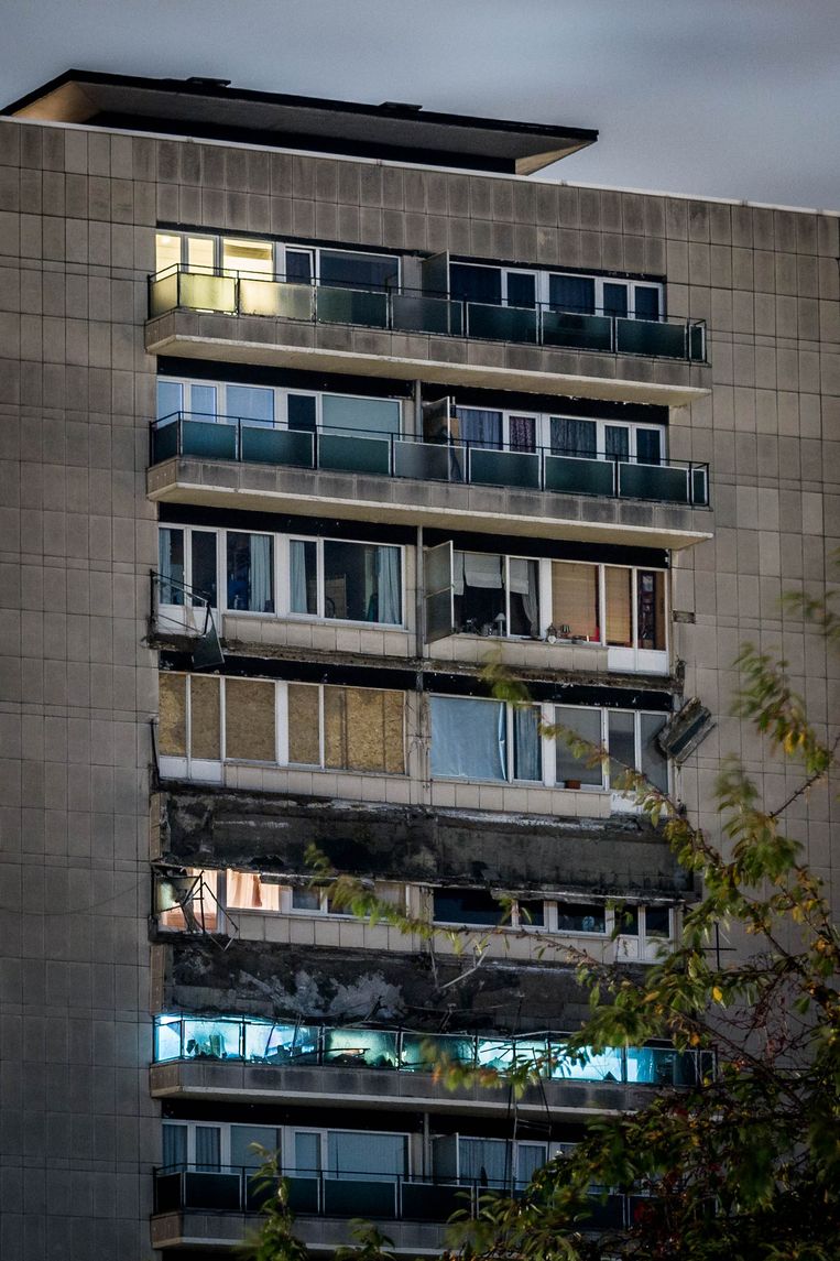 Het hele flatgebouw liep schade op toen een balkon naar beneden stortte.