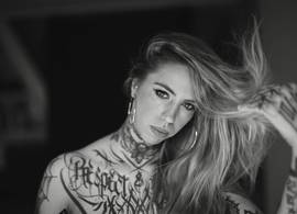 Sandra (33) liet een enorme tattoo zetten met de naam van haar vriend: “En toen ging het uit” 