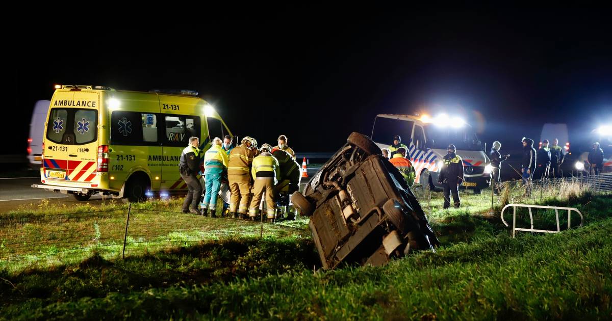 ME’ers die toevallig passeren helpen mensen na ongeluk op A73.