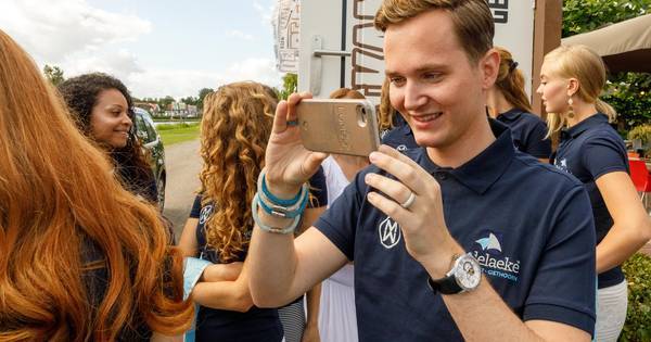 Christiaan (26) uit Steenwijk is regelneef tijdens missverkiezing | Steenwijkerland - De Stentor