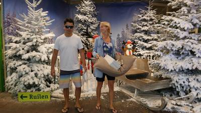 Buiten is het 25 graden, binnen is de kerstshow