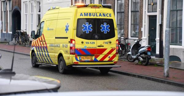 Omstanders schieten te hulp na aanrijding in Middelburg.
