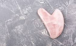 Lang leve de Gua Sha: dit moet je weten over “de gom voor je rimpels”