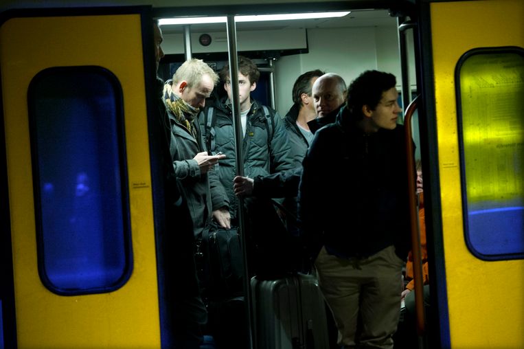 Nederlanders wonen steeds verder van hun werk - Trouw