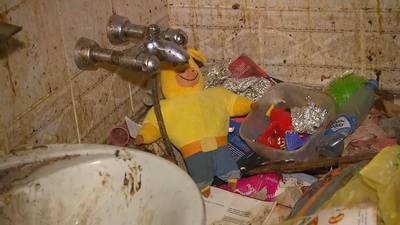 Verwaarloosde peuter bevrijd uit woning vol afval, moeder aangehouden