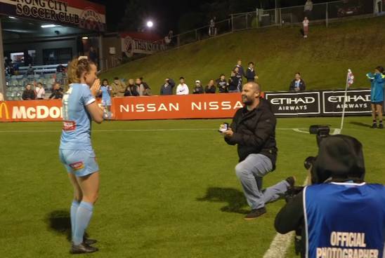 Australische voetbalster krijgt onverwachts aanzoek van ernstig zieke vriend