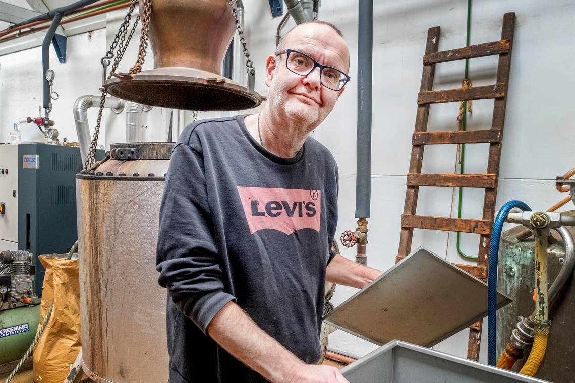 In de distilleerderij H. van Toor wordt alles gemaakt met natuurlijke smaakmakers en specerijen