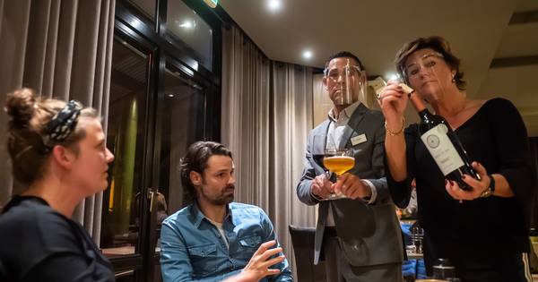 Hoteleigenaren niet blij met avondklok voor alcohol: 'Er mag zelfs geen alcohol meer in het glas zit