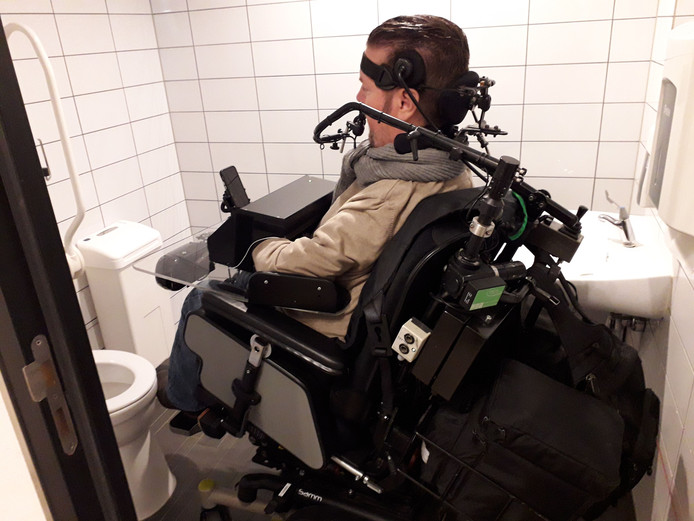 Dick Cochius met rolstoel in te krap toilet