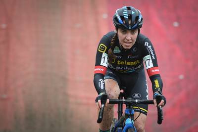 Nederlandse Shirin Van Anrooij breekt arm bij zware crash in Tabor, Sven Nys: “Nog nooit zo'n wond gezien”