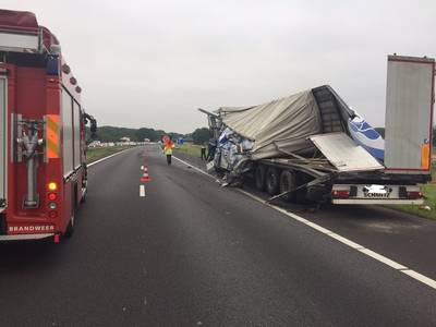 Eén rijstrook A73 weer open na botsing vrachtwagens