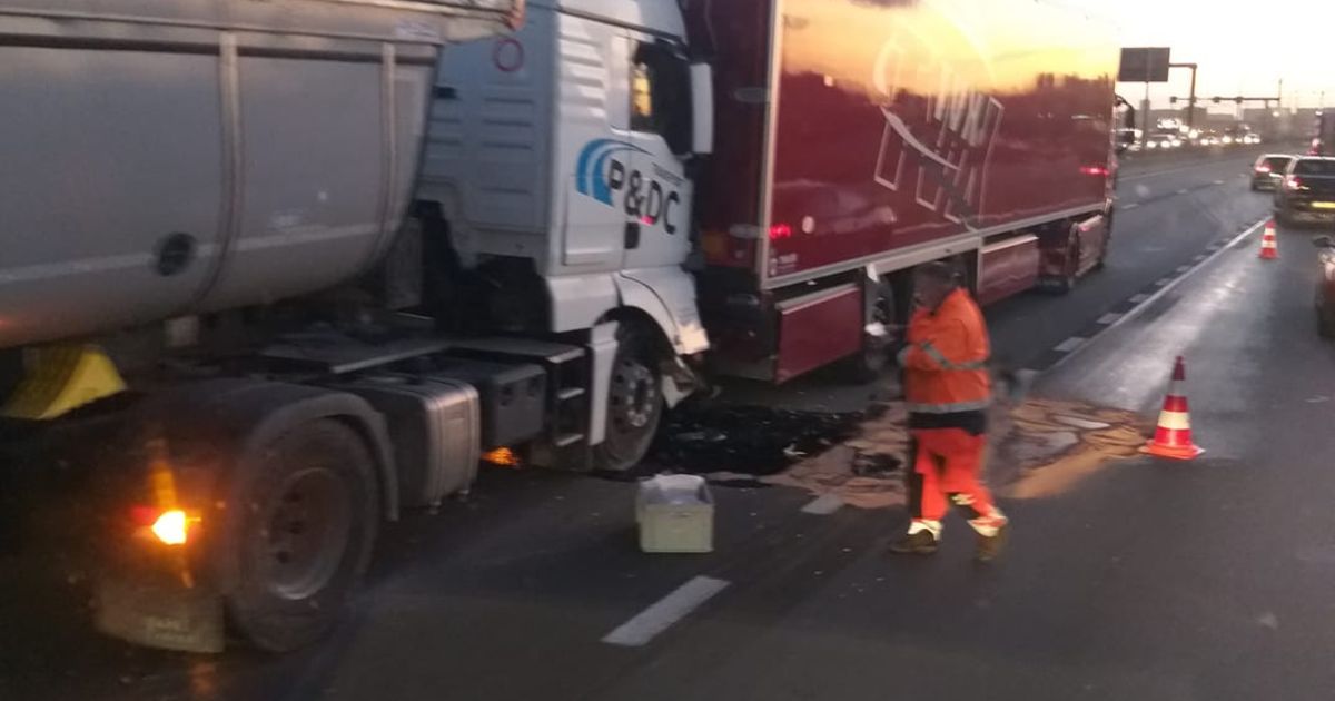 Meer dan uur file op E17 richting Antwerpen na ongeval met vrachtwagens in Zwijndrecht.