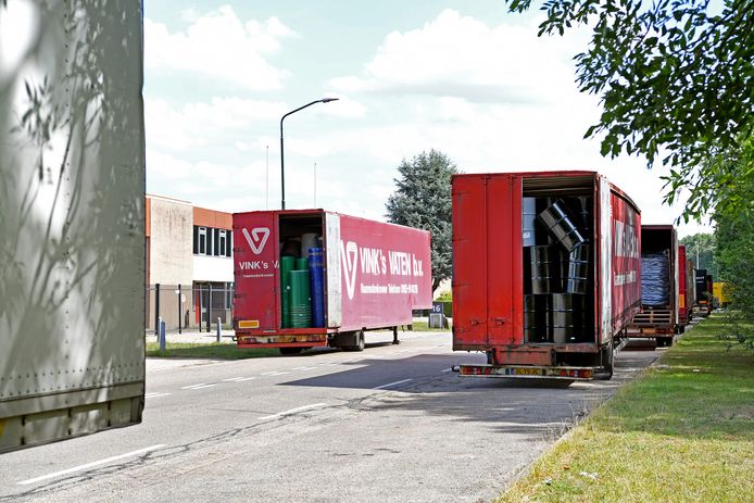 RAAMSDONKSVEER De trailers van Vinks Vaten aan de Ottergeerde, waar jongeren 's nachts vernielingen aanrichten.