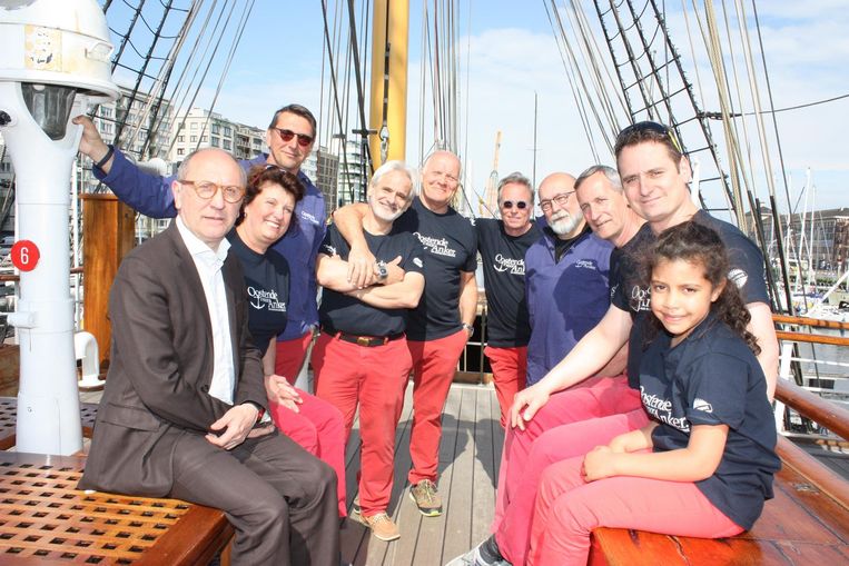 Burgemeester Johan Vande Lanotte en een deel van de ploeg van Oostende voor Anker op de Mercator.