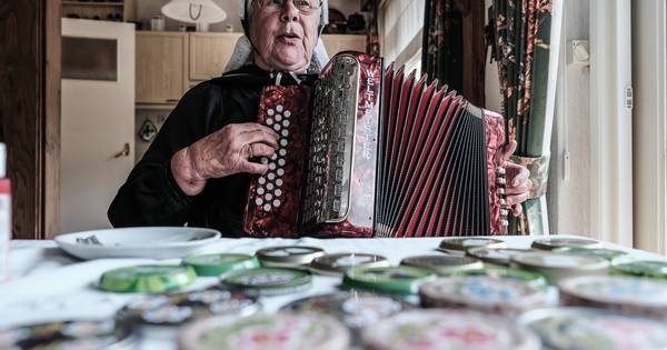 Mondkapjes, jam en wanten: Diny (77) uit Zieuwent maakt het allemaal - De Gelderlander