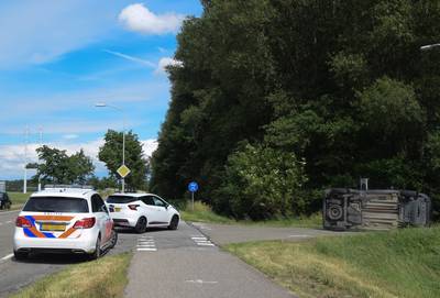 Auto op de kant na botsing in Braamt