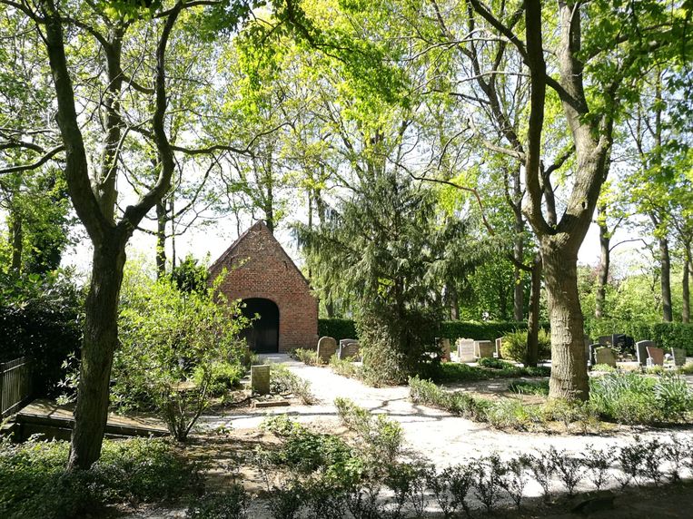 Kachelen over het kerkhof - Trouw