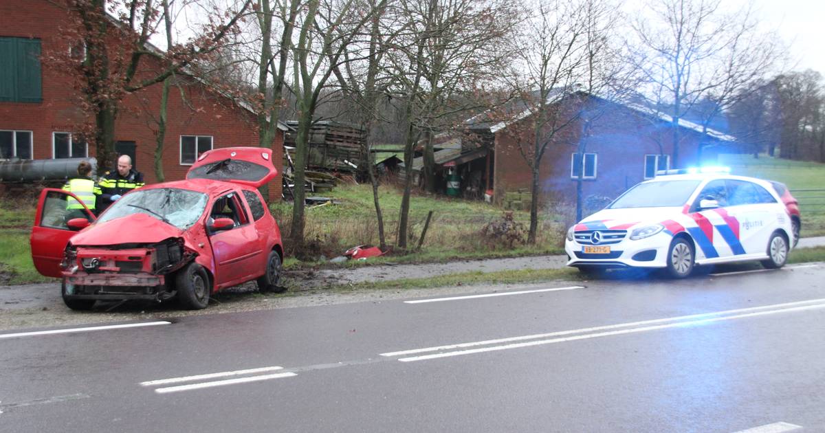 Gewonde bij ongeluk in Markelo: auto vliegt uit de bocht en botst tegen twee bomen.