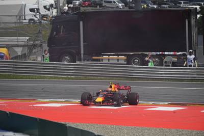 Verstappen start slecht door kapotte koppeling en wordt geramd