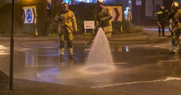 Brandweer druk met opruimen vervuilde rotonde in Woerden.