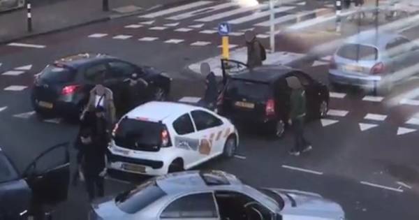 De politierechter in #Arnhem heeft woensdag werkstraffen van 150 uur en voorwaardelijke celstraffen van 3 maanden opgelegd aan drie verkeershufters, die in #Nijmegen een verkeersongeval veroorzaakten en daarna een getuige en omstanders in elkaar sloegen. .