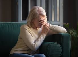 De ooglidcorrectie van Molly (67) is mislukt: “Ik schaam me voor mijn gezicht”