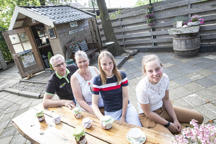Erik, Jolande Elbert en hun dochters Susan en Leonie bij het rustpunt waar ze een beveiligingscamera hebben opgehangen. „Dat is helaas nodig.”