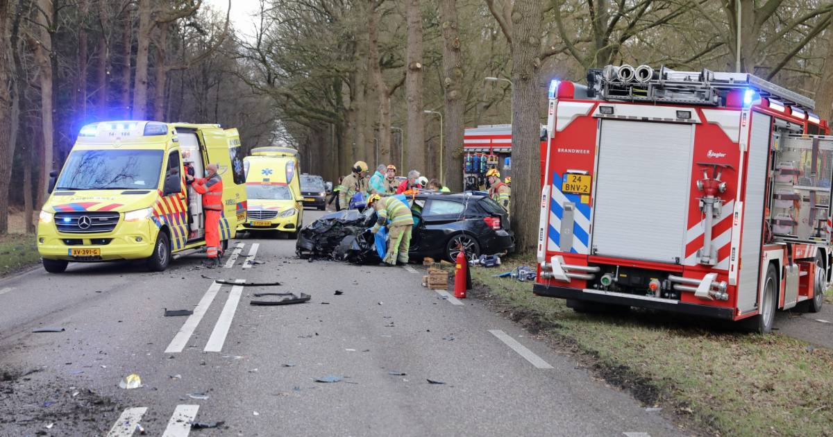 VIDEO | Ernstig ongeluk in Soest: auto botst frontaal op vrachtwagen, bestuurder zwaargewond.