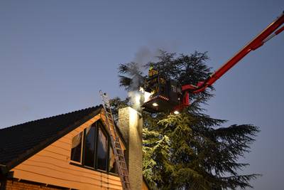 Brandweer heeft wat moeite om schoorsteenbrand in Wamel te blussen