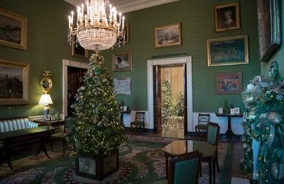 Melania kiest voor klassieke kerstsfeer in het Witte Huis