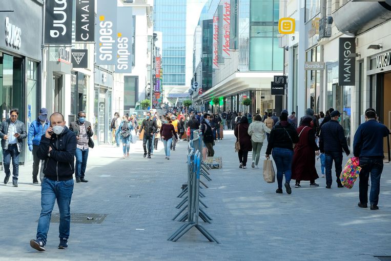 Shoppende mensen in de Nieuwsstraat in Brussel.