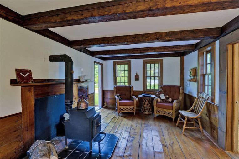 BINNENKIJKEN. In deze villa hield Ghislaine Maxwell zich al die tijd