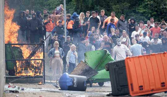 Relschoppers vallen hotel met asielzoekers aan in Noord-Engelse stad Rotherham