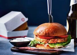 Homemade crispy kipburger met mosterdmayo van Yvette van Boven