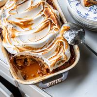 De geur van gezelligheid: gebakken appel met broodpudding en meringue