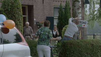 Kinderen verrassen moeder Lenie met bijzondere felicitatie drive-in voor Moederdag in Groessen