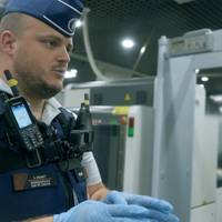 Bestel vandaag, schiet morgen: hoe drugsbendes wapens en drugs gewoon per post laten leveren zagen we in ‘Dealen met coke’