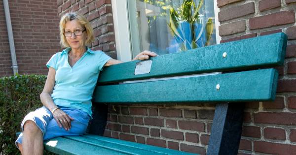 Familie wil geschonken bankje in Milheeze in eigen tuin houden