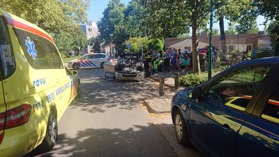 Automobilist raakt paaltje en slaat over de kop in Veenendaal
