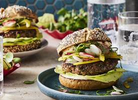 Broodje biefburger met pittige mayo & knapperige groenten