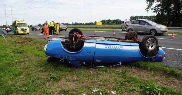Auto over de kop op A18 bij Wehl