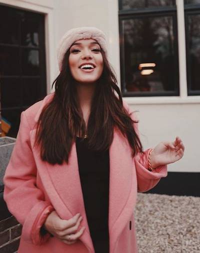 Bibi bekogeld met ijsballen en Douwe maakt sneeuwbengeltje