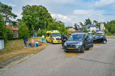 Omstanders halen bewusteloze automobilist uit auto in Doorwerth